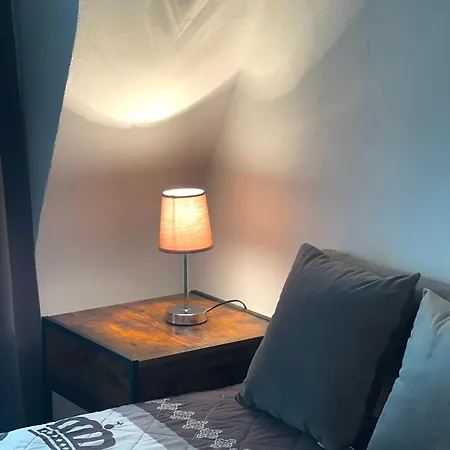 Apartment, 3 Zkdb, Balkon, Dachgeschoss, Naehe Duesseldorf アパート クレーフェルト