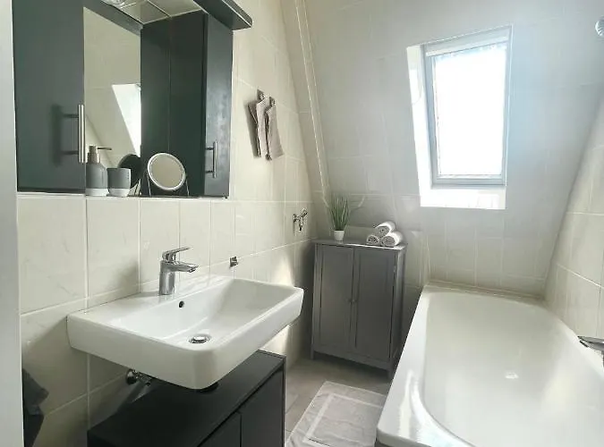 Apartment, 3 Zkdb, Balkon, Dachgeschoss, Naehe Duesseldorf *